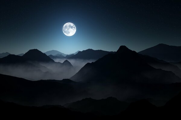 Vollmond in der Nacht in den Bergen