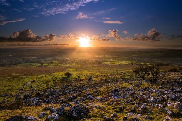 Sonnenuntergang Landschaft auf dem Hintergrund des morgendlichen Sonnenaufgangs