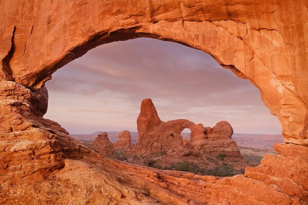 Rocas rojas al atardecer. paisaje