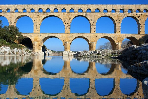 Fractal elements of the bridge and arches landscape