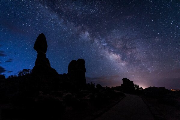 Paisaje de siluetas en el cielo estrellado nocturno