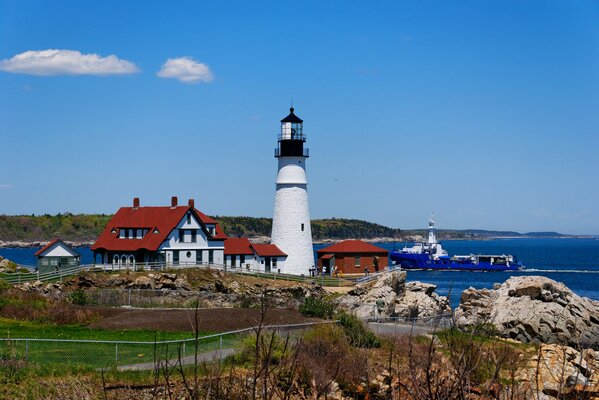 Faro de Oregon con casa y barco