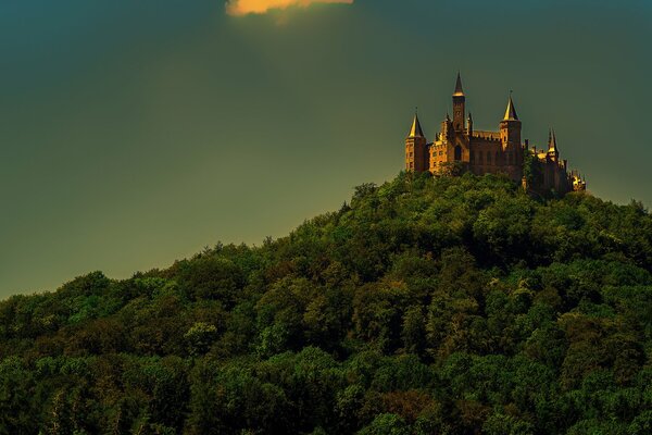 Zamek Hohenzollern na tle ciemnego nieba