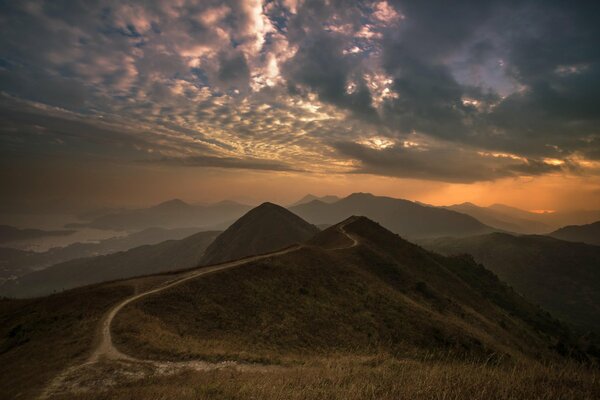 Das Bild des Abendpanorama der Berge