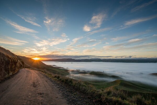 Landschaft der Berge und des Abenduntergangs