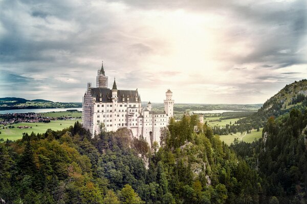 Château dans les montagnes dans le paysage de forêt de Bavière