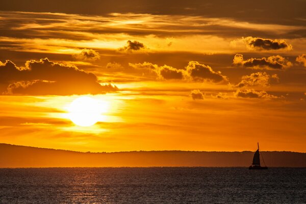 Boot am See bei Sonnenuntergang