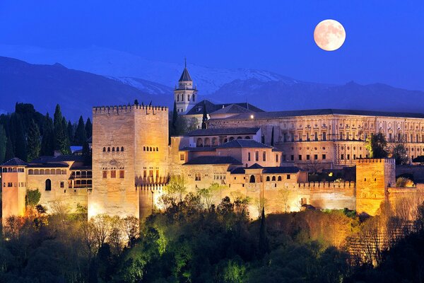 Luna bianca sopra la grande fortezza