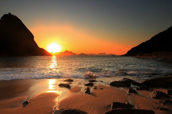 Coucher de soleil chic sur la plage au Brésil