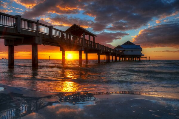 Muelle alto en medio de la puesta de sol