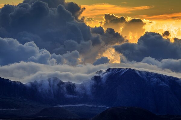 Paysage de montagne, nuages au sommet de halikala