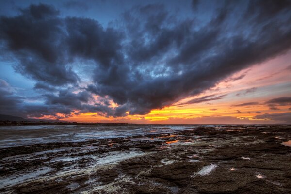 El temible cielo sobre la playa durante el atardecer