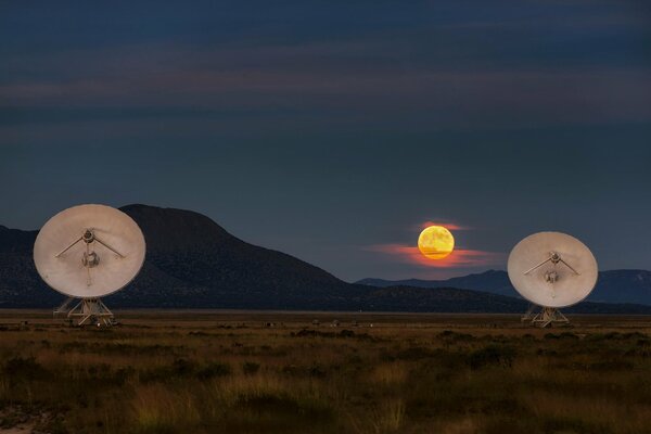 La lune au crépuscule est un spectacle irrésistible