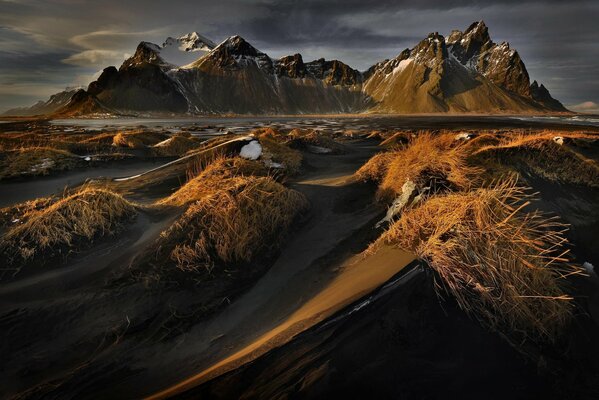 Paysage de montagne de l Islande dans l obscurité