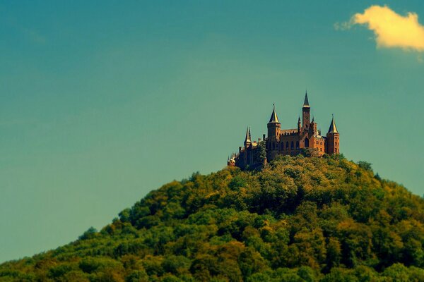 Das Schloss Hohenzollern auf dem Gipfel des Berges