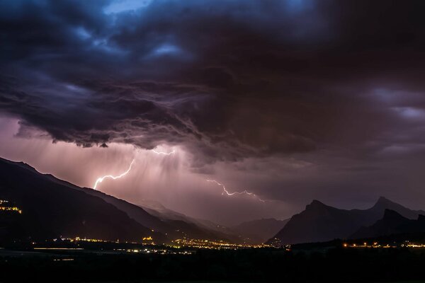 Gewitter über der Nachtstadt