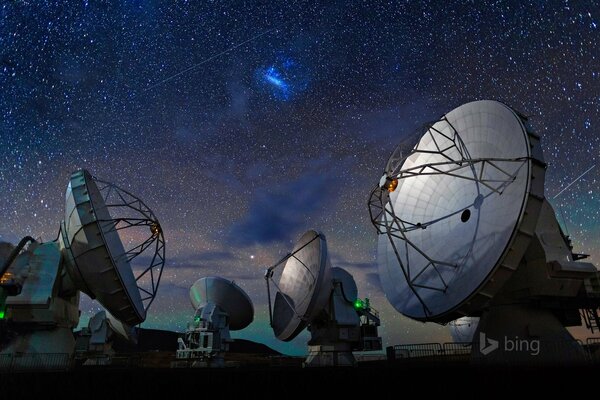 Radiotelescopio en el desierto de Atacama bajo el cielo estrellado