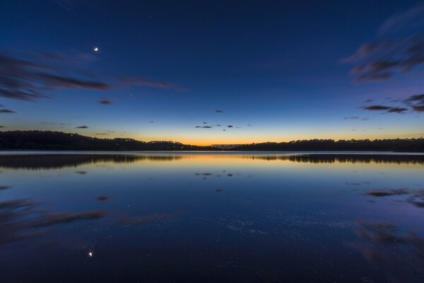 Paisaje con el lago y el cielo al atardecer