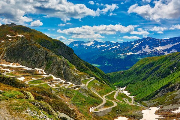 Gola di montagna in una giornata limpida