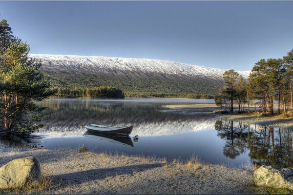 Norwegens Winterlandschaft mit Boot am Ufer