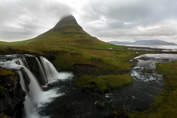 Iceland image of mountains under the sky