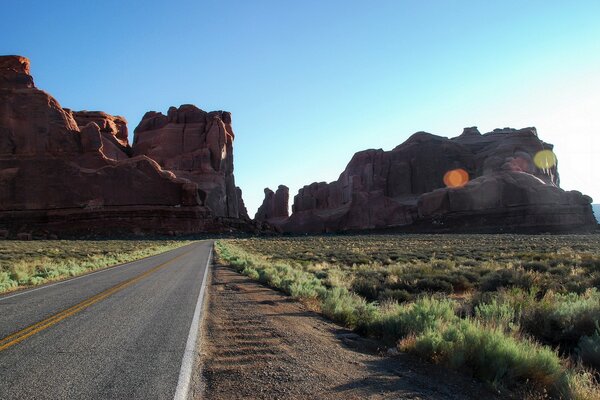 The road along the stone gorge