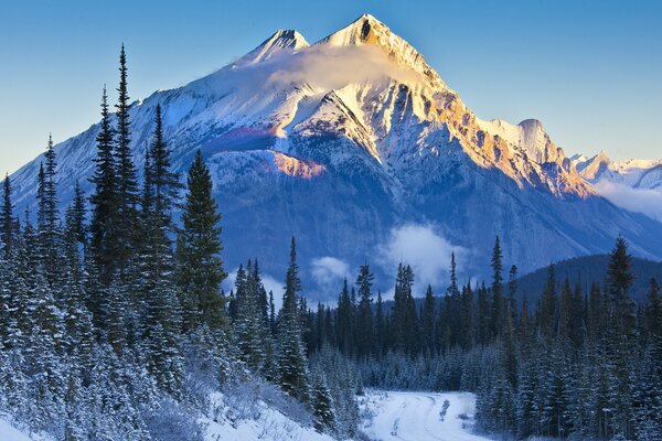 Montagnes enneigées sur fond de coucher de soleil