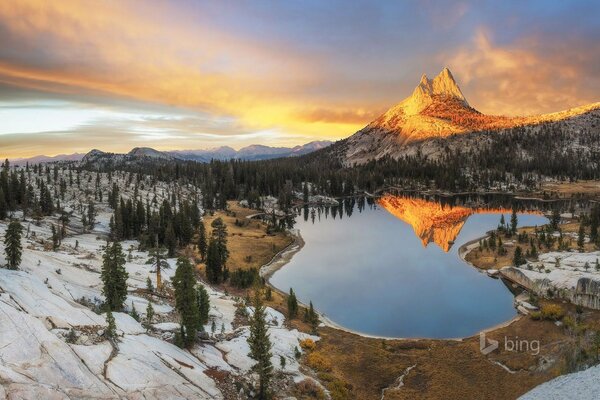 Hermoso lago en los Estados Unidos. Puesta de sol en las montañas. Reflejo de la montaña en el lago