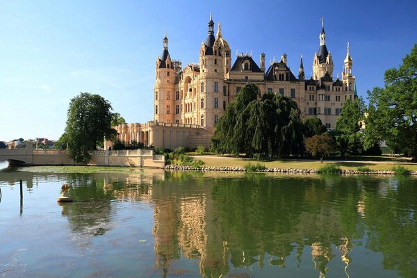 Großes Schloss am See mit Bäumen