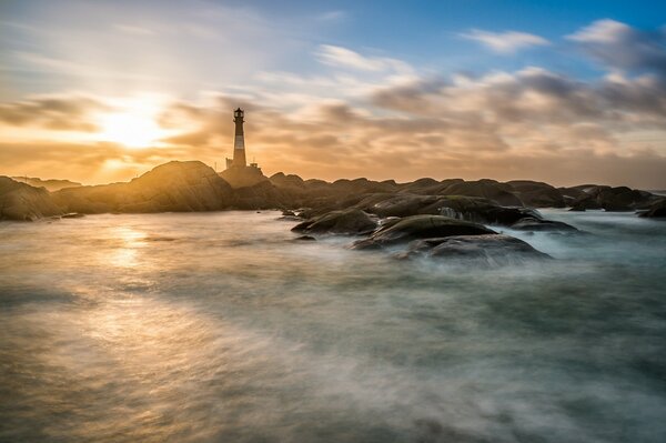 Phare sur les rochers dans le Dalí brumeux