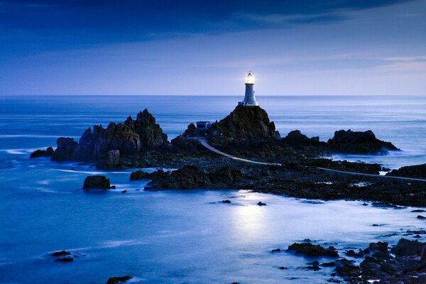 Paesaggio marino con faro e rocce