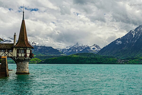 Tour Oberhofen sur fond de montagnes et d un lac en Suisse