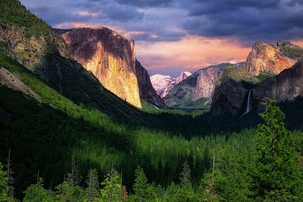 Koasiver Sonnenuntergang im Yosemite-Nationalpark