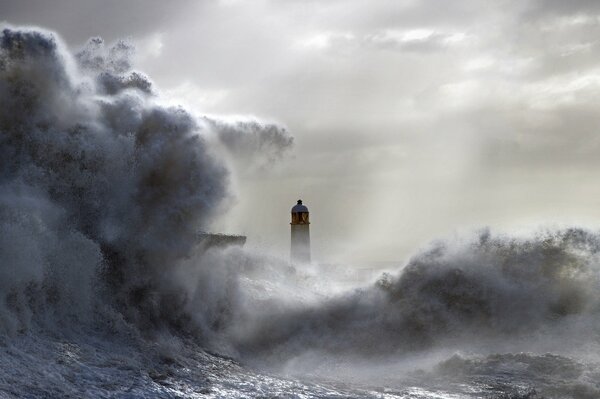 Ein Sturm hat den Leuchtturm getroffen