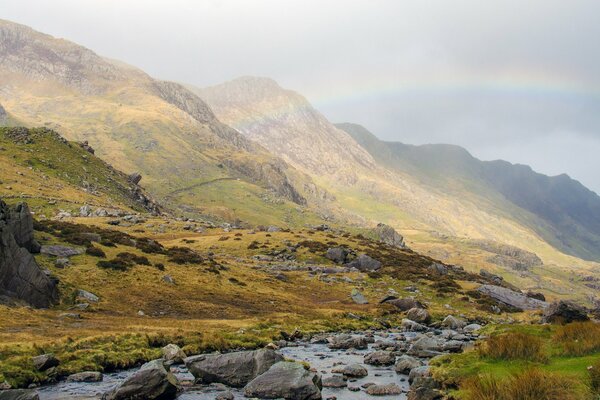 Parque nacional Snowdonia en Gales del sur (Reino Unido). Hermosa vista de la montaña y el arco iris