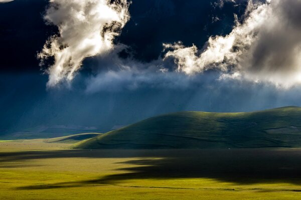 Beau champ sous les nuages