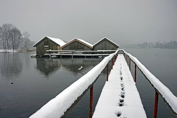 Schneebrücke am See im Winter