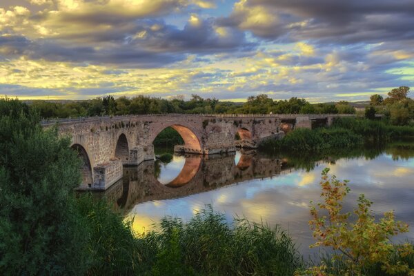 Pont romain arqué paysage