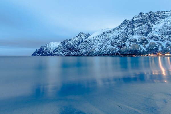 Morgendämmerung in den kalten Fjorden des norwegischen Meeres