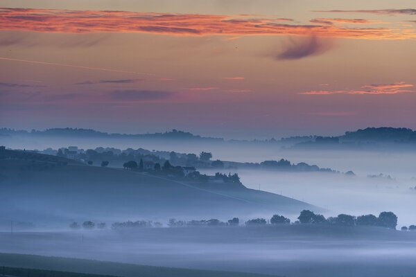 Landschaft in Macerata mit Nebel