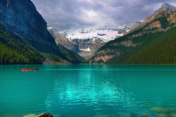 El lago es de un color muy bonito