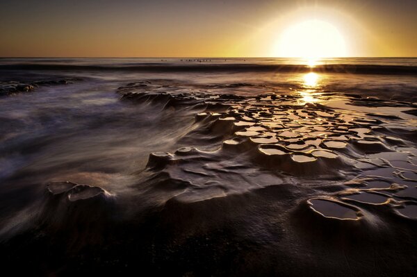 Superbe plage reflète le coucher de soleil