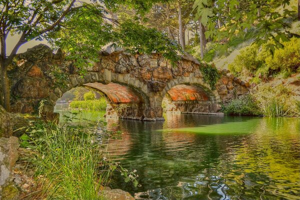 Fiume sotto il vecchio ponte di pietra