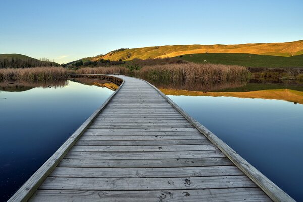 Schöne Landschaft Brücke über den See