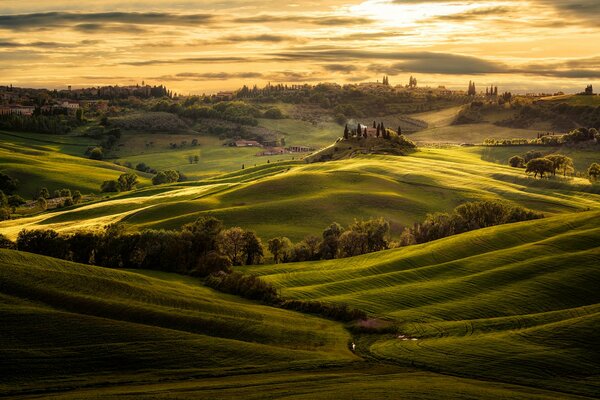 Ciel nuageux sur les champs d Italie