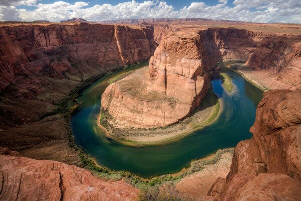 Curva turquesa del lecho de un río en el estado de Arizona, Estados Unidos