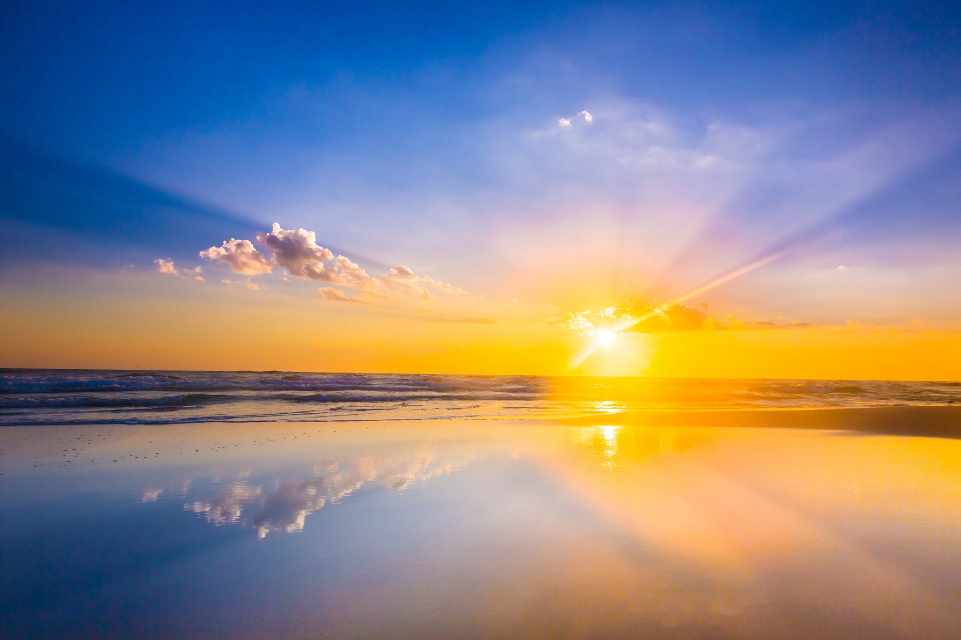 lever du soleil plage nuages miroir réflexion soleil vagues mer horizon