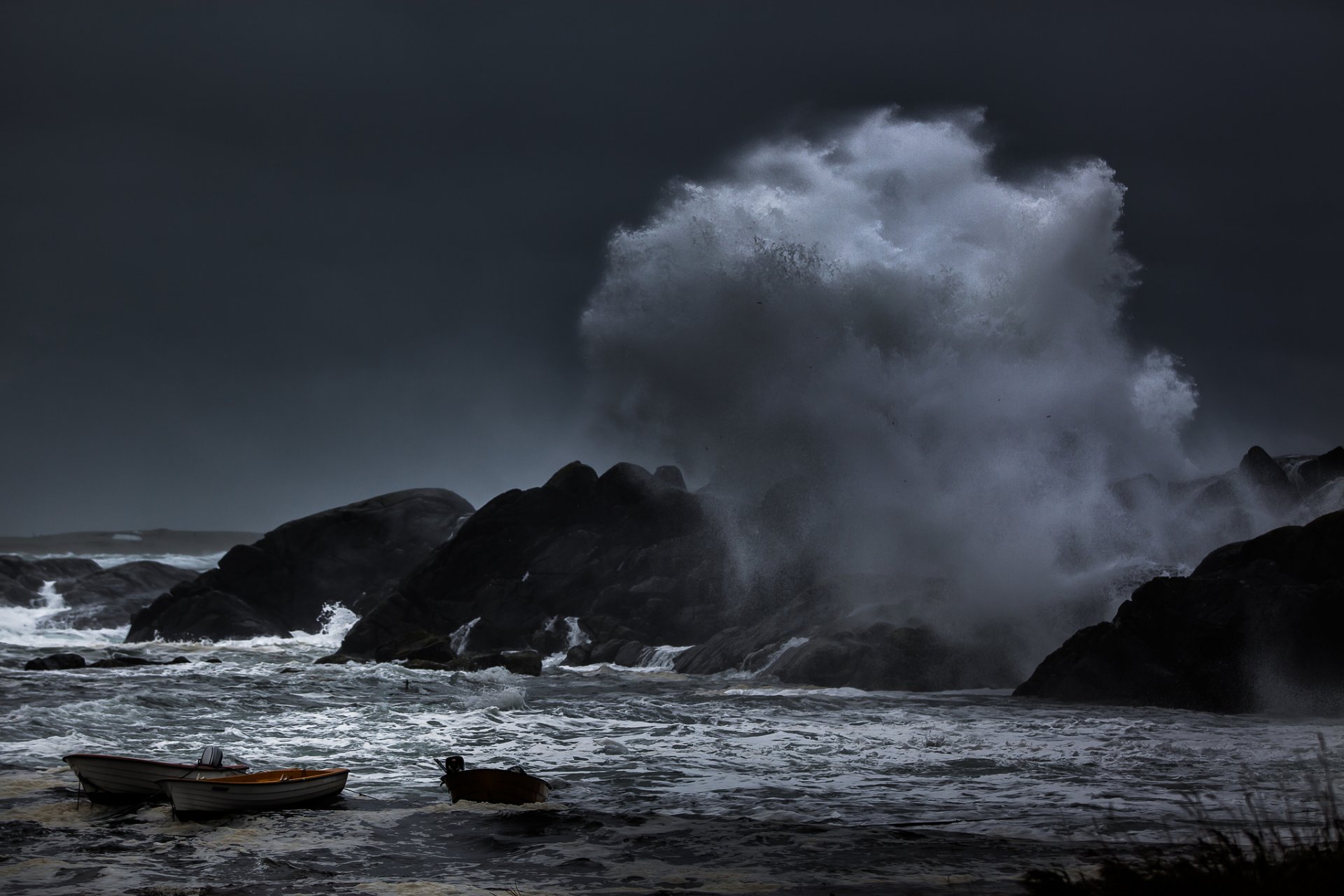 mar rocas tormenta olas salpicaduras puerto barcos