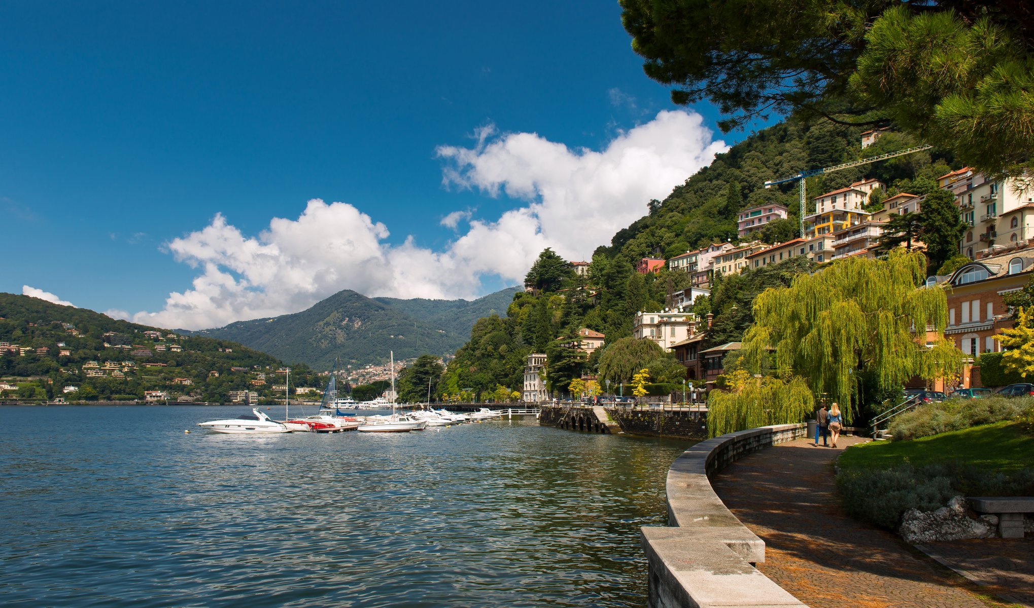 como lombardía italia lago de como paseo marítimo muelle barcos