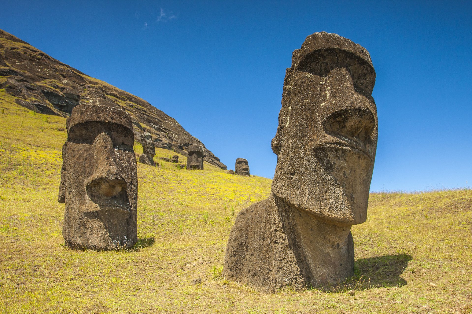 chile wyspa wielkanocna rapa nui moai posąg niebo stok